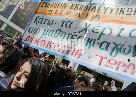 Athen, Griechenland, 17. Februar 2014. Studenten versammelten sich vor dem Gericht von Piräus schreien Parolen gegen Eingriffe der Polizei in Schulen. Polizei haben vor kurzem als Schüler des Lyzeums Keratsini, über einen Protest zu hinterfragen und auch versucht, vertrauliche Informationen über die politischen Überzeugungen der Eltern zu erhalten. Bildnachweis: Nikolas Georgiou/Alamy Live-Nachrichten Stockfoto