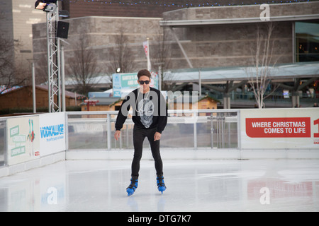 Reality TV star Joey Essex besucht ein Foto-Shooting in Liverpool vor der Unterzeichnung waren für Fans. Stockfoto