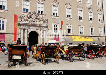 Pferdekutschen vor Residenz, Residenzplatz, Salzburg, Österreich Stockfoto