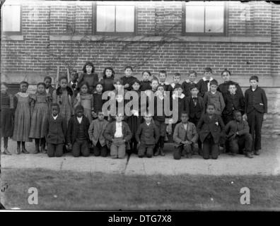 Dieses historische Bild der Oxford Public School zeigt eine Gruppe afro-amerikanischer Studenten, die die Vielfalt und den Bildungsfortschritt der damaligen Zeit veranschaulichen. Das Foto aus dem späten 19. Oder frühen 20. Jahrhundert zeigt die Gesichter der Schüler zusammen mit ihren Lehrern und unterstreicht die Bedeutung der Bildung in der afroamerikanischen Gemeinschaft während dieser Zeit. Stockfoto