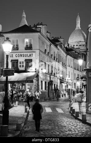 Twilight in die gepflasterten Straßen von Montmartre mit Turm der Basilique du Sacré Coeur über Paris Frankreich Stockfoto