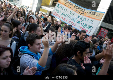 Athen, Griechenland, 17. Februar 2014. Studenten versammelten sich vor dem Gericht von Piräus schreien Parolen gegen Eingriffe der Polizei in Schulen. Polizei haben vor kurzem als Schüler des Lyzeums Keratsini, über einen Protest zu hinterfragen und auch versucht, vertrauliche Informationen über die politischen Überzeugungen der Eltern zu erhalten. Bildnachweis: Nikolas Georgiou/Alamy Live-Nachrichten Stockfoto