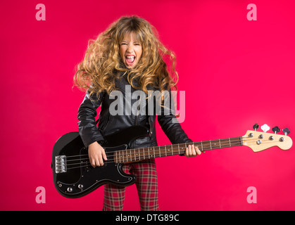 Blonden Rock And Roll Mädchen spielt Bassgitarre auf rotem Grund Stockfoto