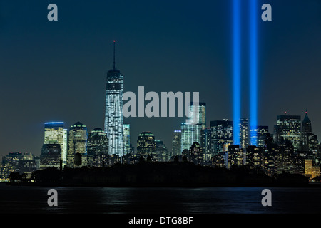 Tribute In Light 2013 an die New Yorker Skyline neben der Freedom Tower befindet sich in One World Trade Center. Stockfoto