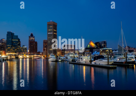 Baltimore Inner Harbor Skyline und Spiegelungen im Wasser während der Dämmerung Stunde nach Sonnenuntergang. Stockfoto