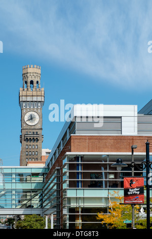 Ein Blick vom Eutaw Straße auf einen schönen Nachmittag mit einem blauen Himmel mit Wolken Whispy Emerson Bromo-Seltzer Tower in Baltimore, Maryland. Stockfoto