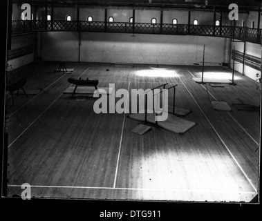 Dieses Foto zeigt das Innere des Herron Gymnasiums um 1898, mit Frühtrainingsgeräten und Gymnasium-Vorräten. Das Bild gibt einen Einblick in die Geschichte des Sportunterrichts und der Einrichtungen der Miami University in Ohio. Stockfoto
