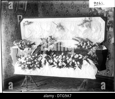 Diese düstere Fotografie aus dem Jahr 1909 zeigt Mrs. Woodruff, die in ihrem Sarg liegt und die kulturelle Praxis der Erinnerungsfotografie im frühen 20. Jahrhundert in Miami, Ohio, feststellt. Stockfoto