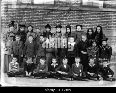 Dieses historische Gruppenporträt zeigt eine Zusammenkunft von Schülern der Oxford Public School, einer bedeutenden Bildungseinrichtung. Das Foto bietet einen Einblick in die Vergangenheit der Schule und zeigt Schüler neben ihren Lehrern. Das Bild ist Teil des Archivs der Miami University Libraries und bewahrt die Geschichte des Bildungswesens in Oxford, Ohio. Stockfoto