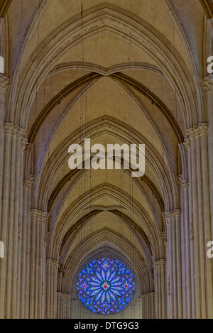 Saint John's die Göttliche Kathedrale massive Neugotischen Bögen und Rose Fenster nach Westen. Stockfoto