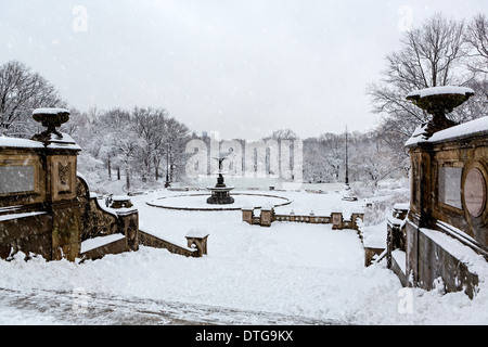 Bethesda-Brunnen im New Yorker Central Park während eines Schneesturms Winter. Stockfoto