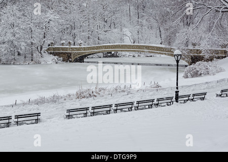 Schneebedeckte Bogenbrücke im Central Park in New York City, New York. Stockfoto