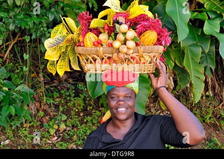 Lokalen Grenadian Frau mit Korb auf dem Kopf in der Nähe von Annandale Wasserfälle. Stockfoto