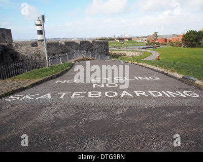 Kein Radfahren Nr. Skateboarding Schild an der Straße neben Southsea Castle, Portsmouth, England. Stockfoto