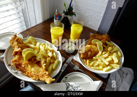 Fish &amp; Chips für zwei Personen an einem Tisch am Fenster im berühmten Elster-Café im historischen Whitby North Yorkshire England UK Stockfoto