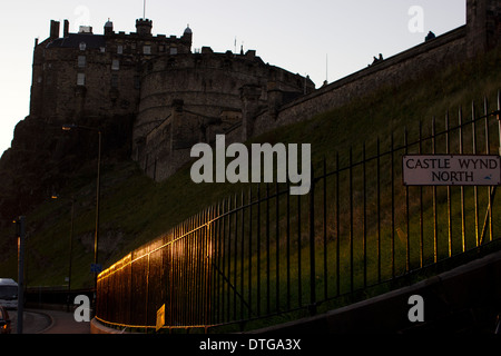 Ein Blick auf Edinburgh Castle bei Sonnenuntergang, Schottland, Oktober 2013. Stockfoto