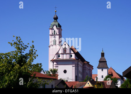 römisch-katholische Kirche „Frauenkirche“ oder „zu unserer lieben Frau“ aus dem 18th. Jahrhundert im Rokoko-Stil in der Altstadt der schwäbischen Stadt Günzburg, Bayern Stockfoto