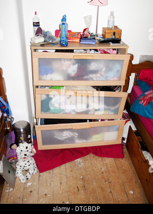 Gebrochene Kommode in Mädchen Schlafzimmer Stockfoto