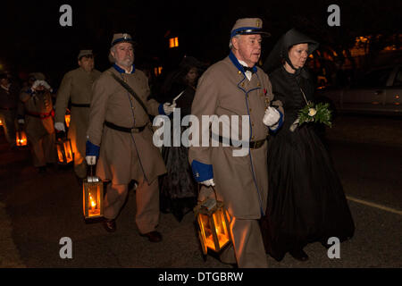 Civil War Reenactor und trauernden halten eine Candle-Light-Prozession zum 150. Jahrestag des Untergangs der USS Housatonic durch die H.L. Hunley 17. Februar 2014 auf Sullivans Island, SC. Die Hunley war das erste u-Boot, ein Schiff in der Schlacht zu versenken und dann erlitt einen Unfall, die Besatzung zu töten. Stockfoto