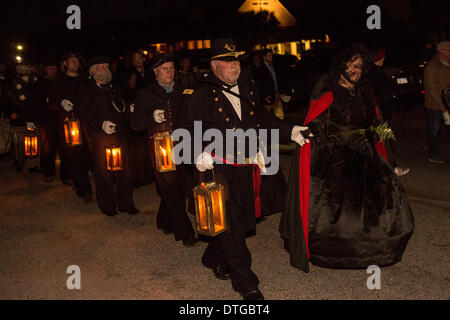 Civil War Reenactor und trauernden halten eine Candle-Light-Prozession zum 150. Jahrestag des Untergangs der USS Housatonic durch die H.L. Hunley 17. Februar 2014 auf Sullivans Island, SC. Die Hunley war das erste u-Boot, ein Schiff in der Schlacht zu versenken und dann erlitt einen Unfall, die Besatzung zu töten. Stockfoto