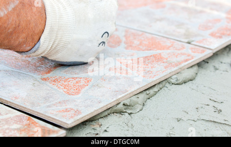 Nahaufnahme der Platzierung der Bodenfliesen Stockfoto