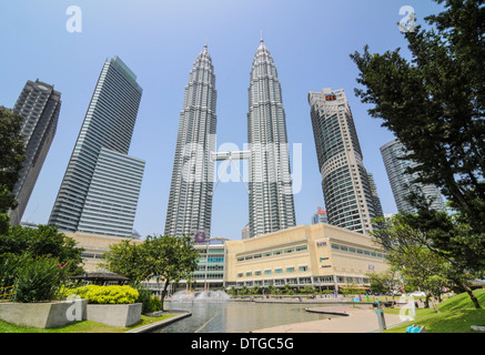 KLCC und die Petronas Twin Towers, Kuala Lumpur, Malaysia Stockfoto