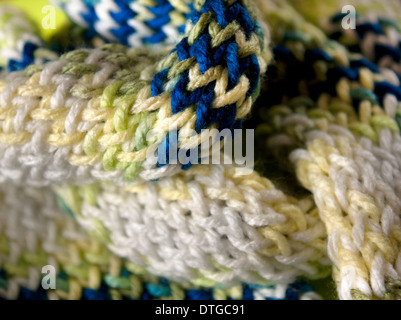 Blau, gelb, & hausgemachten grünen Schal gestrickt. Stockfoto