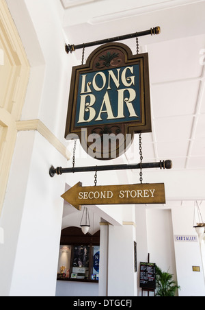 Die Long Bar melden Sie außerhalb der historischen Raffles Hotel, Singapur Stockfoto