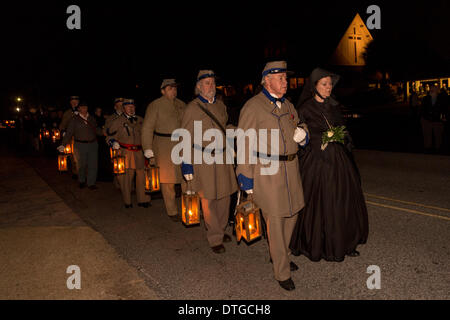 Civil War Reenactor und trauernden halten eine Candle-Light-Prozession zum 150. Jahrestag des Untergangs der USS Housatonic durch die H.L. Hunley 17. Februar 2014 auf Sullivans Island, SC. Die Hunley war das erste u-Boot, ein Schiff in der Schlacht zu versenken und dann erlitt einen Unfall, die Besatzung zu töten. Stockfoto