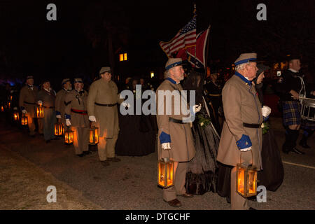 Civil War Reenactor und trauernden halten eine Candle-Light-Prozession zum 150. Jahrestag des Untergangs der USS Housatonic durch die H.L. Hunley 17. Februar 2014 auf Sullivans Island, SC. Die Hunley war das erste u-Boot, ein Schiff in der Schlacht zu versenken und dann erlitt einen Unfall, die Besatzung zu töten. Stockfoto