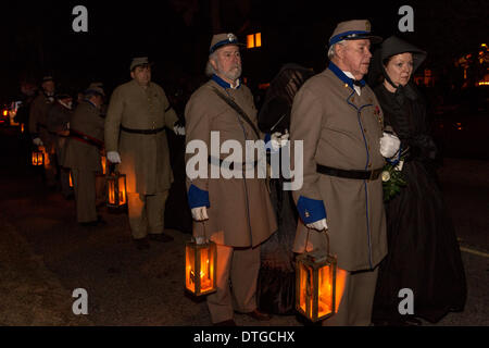 Civil War Reenactor und trauernden halten eine Candle-Light-Prozession zum 150. Jahrestag des Untergangs der USS Housatonic durch die H.L. Hunley 17. Februar 2014 auf Sullivans Island, SC. Die Hunley war das erste u-Boot, ein Schiff in der Schlacht zu versenken und dann erlitt einen Unfall, die Besatzung zu töten. Stockfoto