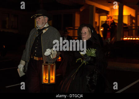 Civil War Reenactor und trauernden halten eine Candle-Light-Prozession zum 150. Jahrestag des Untergangs der USS Housatonic durch die H.L. Hunley 17. Februar 2014 auf Sullivans Island, SC. Die Hunley war das erste u-Boot, ein Schiff in der Schlacht zu versenken und dann erlitt einen Unfall, die Besatzung zu töten. Stockfoto