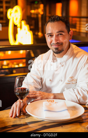 Küchenchef Ramon Velazquez, Cielito Restaurant La Arcada Plaza, Santa Barbara, California, Vereinigte Staaten von Amerika Stockfoto