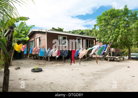 Bild eine kleine Heimat Stelzenläufer auf Kioa Insel in Fidschi mit bunte Kleidung auf einer Wäscheleine Wäsche trocknen Stockfoto