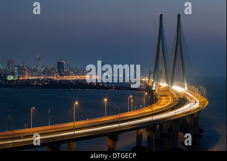 Nachtansicht der Bandra Worli Sea Link Brücke. Ein Beweis für die technologische Entwicklung Indiens. Stockfoto