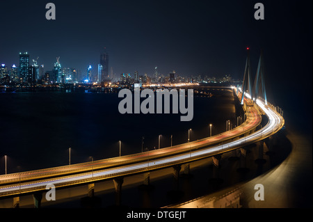 Nachtansicht der Bandra Worli Sea Link Brücke. Ein Beweis für die technologische Entwicklung Indiens. Stockfoto