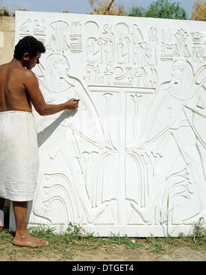 Mann vor Skulptur in Pharaonic Village, vertrackte Stockfoto