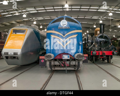 Schnellen Personenverkehr Rail-Motoren, Deltic Class 55 1961 Diesel Lok, Dampflok "Cornwall" 1847 und APT-E Gasturbine 1975 im NRM Stockfoto