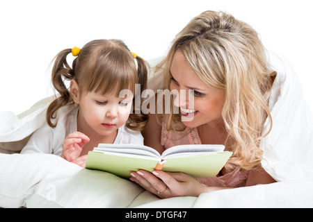 Mutter Kind ein Buch im Bett lesen Stockfoto