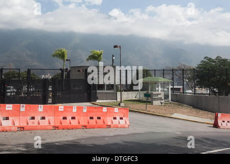 Caracas, Venezuela. 17. Februar 2014. Blick auf die Fassade der US-Botschaft in Venezuela in Caracas, Venezuela, am 17. Februar 2014. Venezolanische Minister für auswärtige Angelegenheiten Elias Jaua bestätigte am Montag die Ausweisung von drei US-Konsularbeamten beschuldigt der Anstiftung zu gewalttätiger Protesten, die drei Personen Tote und Dutzende Verletzte hinterlassen. Bildnachweis: Boris Vergara/Xinhua/Alamy Live-Nachrichten Stockfoto