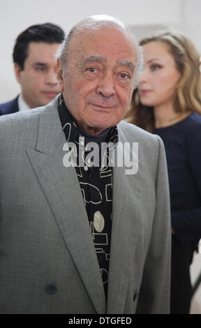 London, England, Vereinigtes Königreich. 17. Februar 2014. Harrods-Alteigentümer Mohammed Al-Fayed besucht die Issa Show während der London Fashion Woche AW14 in der Serpentine Sackler Gallery. Bildnachweis: CatwalkFashion/Alamy Live-Nachrichten Stockfoto