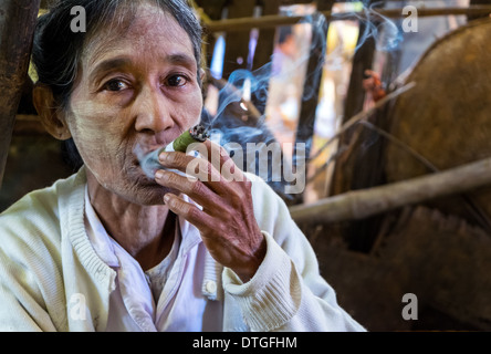 Alten burmesischen Frau raucht eine Zigarre in Nyaung U-Markt in der Nähe von Bagan in Myanmar Stockfoto