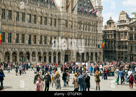 Grote Markt oder der Grote Markt im historischen Zentrum von Brüssel ist immer die Touristen und einheimischen belebten Stockfoto