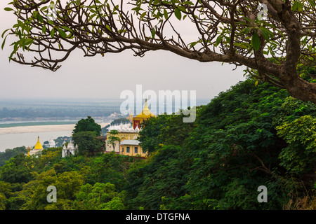 MANDALAY, MYANMAR - ca. Dezember 2013: Blick von einer der Terrassen in der SoneOoPoneNyaShin-Pagode in Sagaing Stockfoto