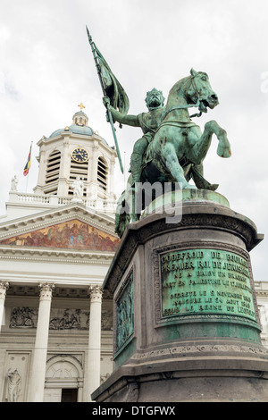 Statue in Place Royale in Brüssel englische von Bouillon zu stehen. Eglise St-Jacques-Sur ist Coudenberg im Hintergrund. Stockfoto