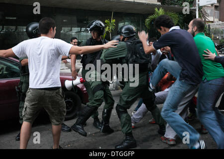 Caracas, Venezuela. 17. Februar 2014. Demonstranten Zusammenstoß mit Mitgliedern der Bolivarischen Nationalgarde (GNB für seine Abkürzung in spanischer Sprache), während einer Protestaktion vor dem Hauptsitz der beliebten wird Partei, in der Gemeinde von Chacao, östlichen Caracas, Venezuela, am 17. Februar 2014. Bildnachweis: Boris Vergara/Xinhua/Alamy Live-Nachrichten Stockfoto