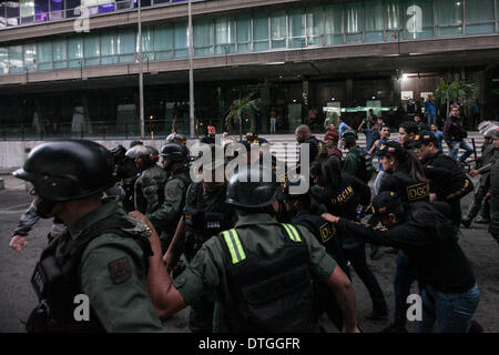 Caracas, Venezuela. 17. Februar 2014. Mitglieder der Bolivarischen Nationalgarde (GNB, für seine Abkürzung in spanischer Sprache) und die allgemeine Richtung der militärischen Gegenspionage, Wache vor dem Hauptsitz der beliebten wird Partei, in der Gemeinde von Chacao, östlichen Caracas, Venezuela, am 17. Februar 2014. Bildnachweis: Boris Vergara/Xinhua/Alamy Live-Nachrichten Stockfoto