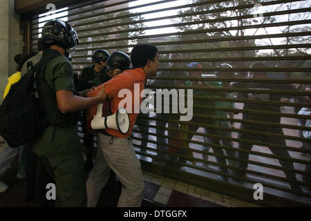 Caracas, Venezuela. 17. Februar 2014. Mitglieder der Bolivarischen Nationalgarde (GNB für seine Abkürzung in Spanisch), festhalten eine Person während einer Protestaktion vor dem Hauptsitz der beliebten wird Partei, in der Gemeinde von Chacao, östlichen Caracas, Venezuela, am 17. Februar 2014. Bildnachweis: Boris Vergara/Xinhua/Alamy Live-Nachrichten Stockfoto