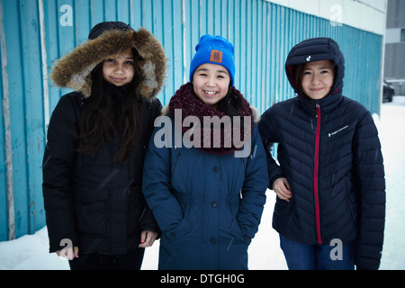 Drei Grönländisch (Inuit)-Mädchen außerhalb Einkaufszentrum Nuuk in Grönland Stockfoto