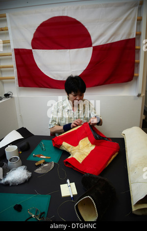 Eine Inuit-Frauen arbeiten in einer Kleiderfabrik für grönländische Kunsthandwerk Stockfoto